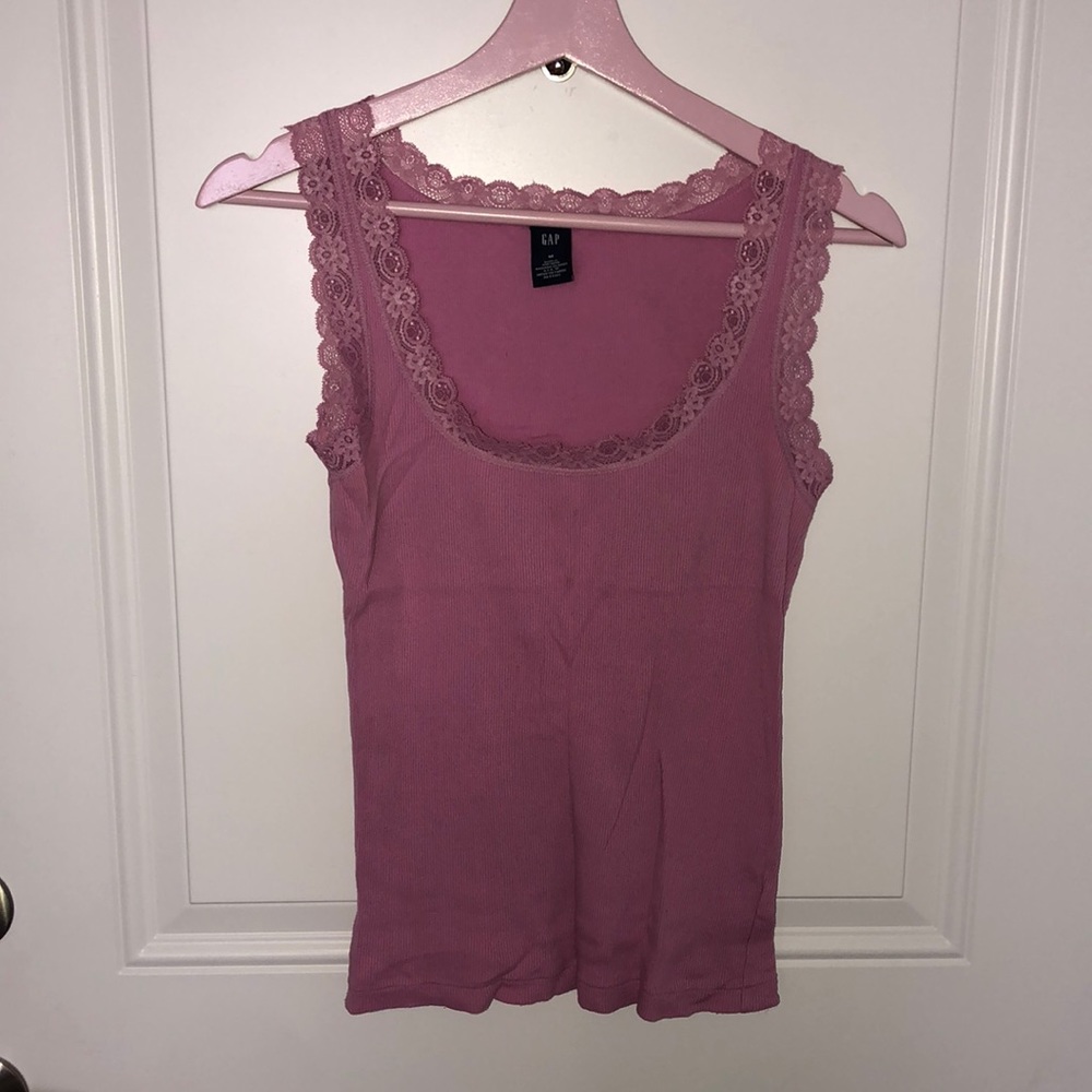 Ribbed GAP tank top with pretty lace trim.💗💜